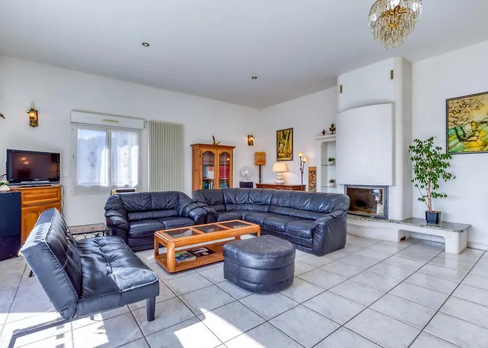 6-7p Avec Jardin Et Piscine Villa