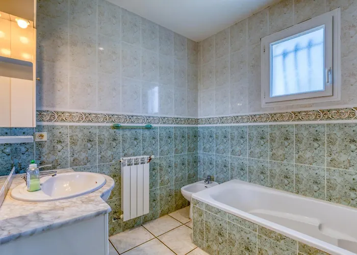 6-7p Avec Jardin Et Piscine Villa *